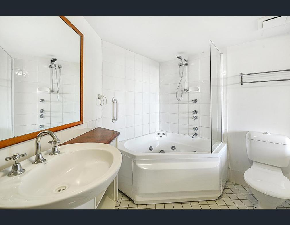 Surfers/Broadbeach Pool View. Free Parking & Wifi Gold Coast Exteriér fotografie